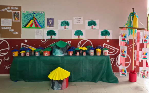 Exposição dos trabalhos feitos pelos alunos da EMEB(R) Carlos Cintra de Paula, com base na obra "Grande Circo Favela", de Otávio Júnior.